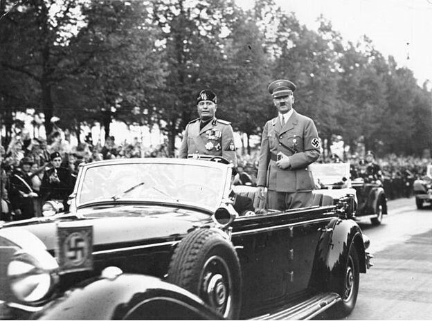 Mussolini y Hitler en caravana