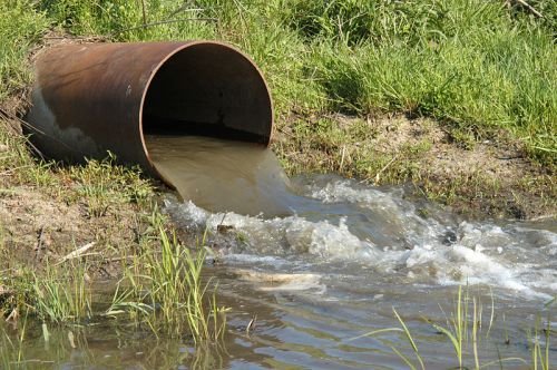 Vertimiento de aguas residuales en un río, un ejemplo de contaminación del agua