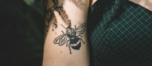 tatuaje abeja