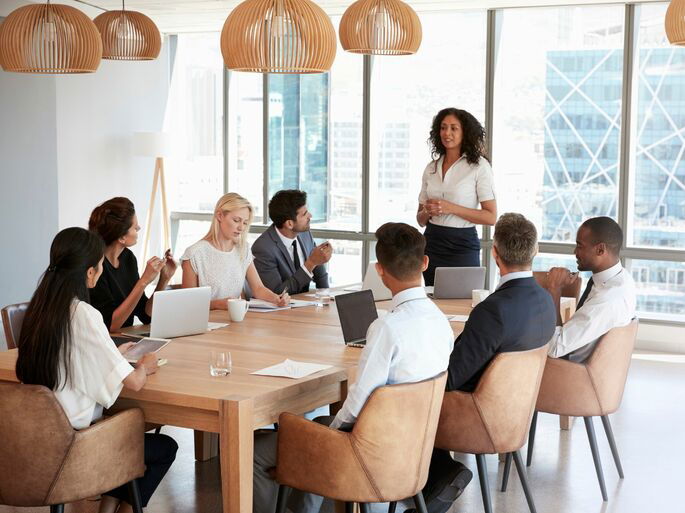 Una persona liderando una reunión de administración para una empresa