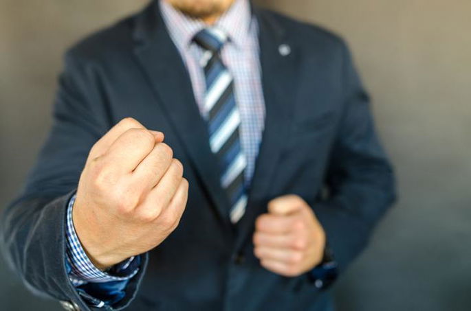 Defectos de una persona: agresividad (hombre amenazante con el puño cerrado)