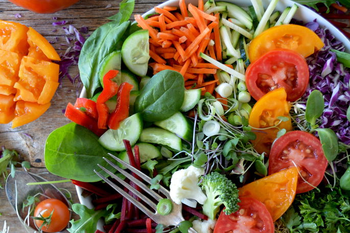 Plato con varias frutas y vegetales, alimentos de origen vegetal