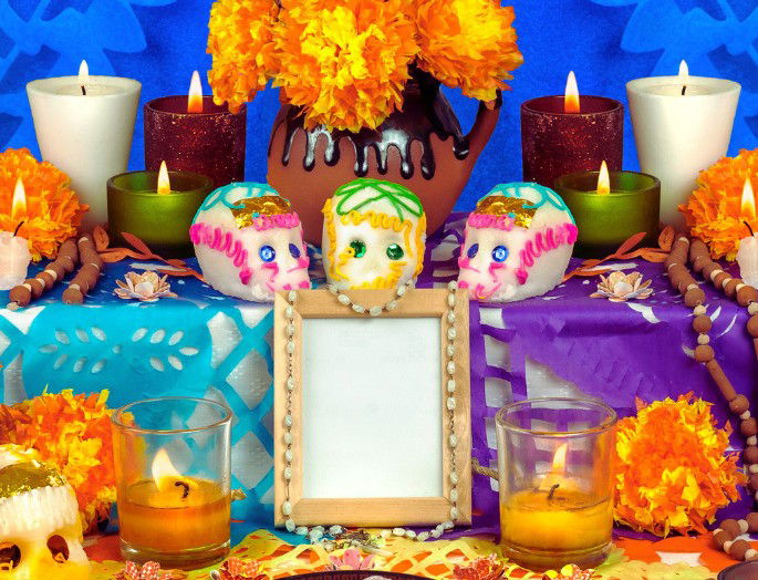 detalle de un altar de muertos y sus elementos