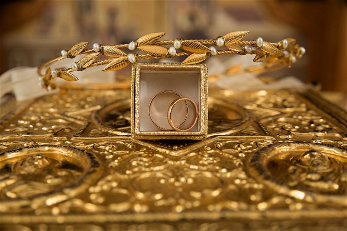 Dos anillos de oro, una diadema de oro y perla y ornamentaciones hechas de oro.