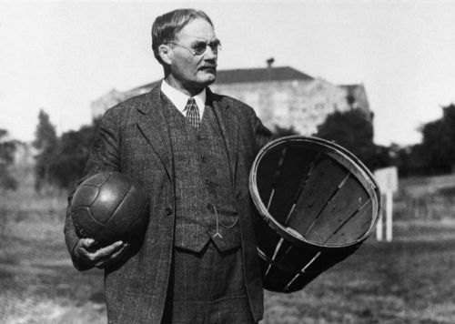 basquetbol: James Naismith. En la fotografía se aprecia cómo eran el balón y las canastas de baloncesto en sus inicios.