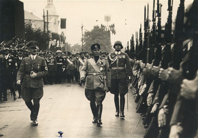 Mussolini Hitler desfile militar nacionalista