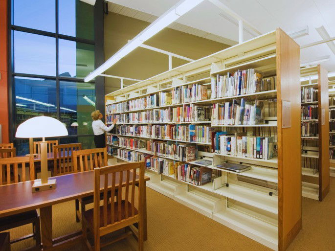 biblioteca: estantes con libros y mesas de estudio y lectura