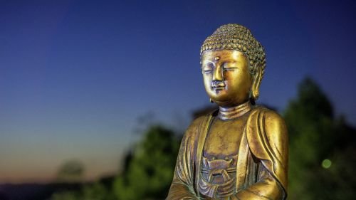 Estatua de Buddha hecha de bronce, una aleación que contiene cobre y estaño.