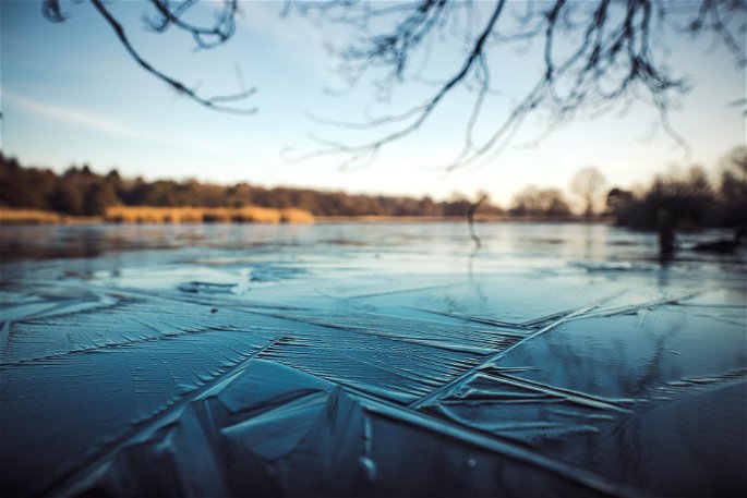 lago congelado proceso de solidificacion del agua en la naturaleza