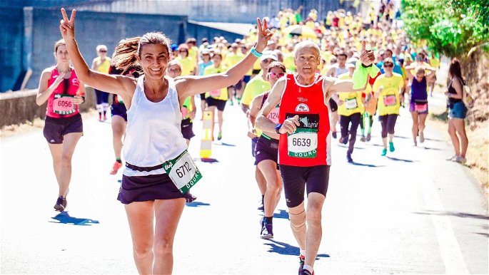 Un grupo de gente alegre corriendo una maratón, poniendo a prueba su resistencia aeróbica.