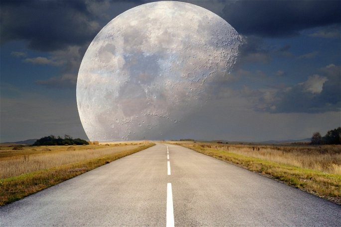 carretera con la luna de fondo