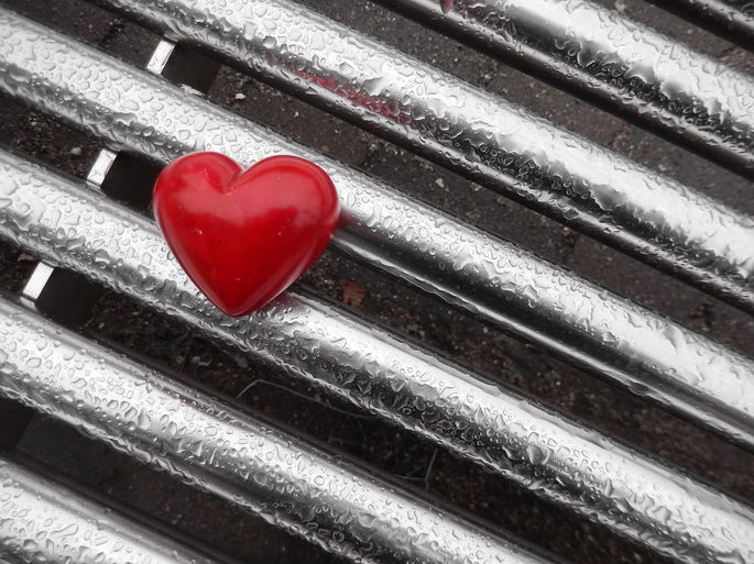 defectos: corazón sobre una rejilla de desagüe a punto de perderse