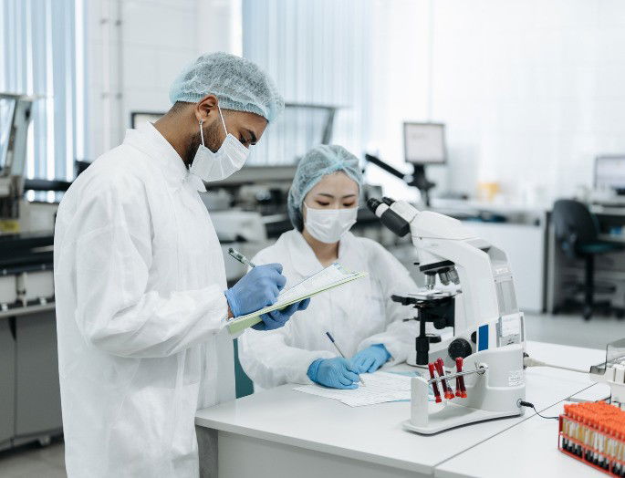 Científicos trabajando