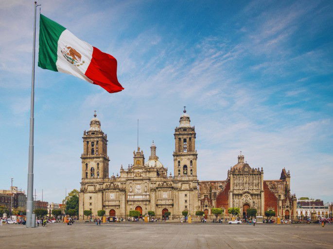 Ciudad de México: edificio y bandera