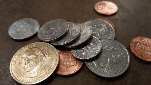 Algunos centavos del dólar, hechos de cuproníquel, una mezcla de cobre y níquel.