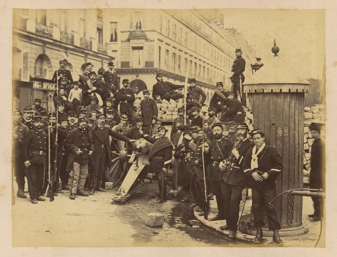 Soldados junto a una barricada durante la Comuna de París