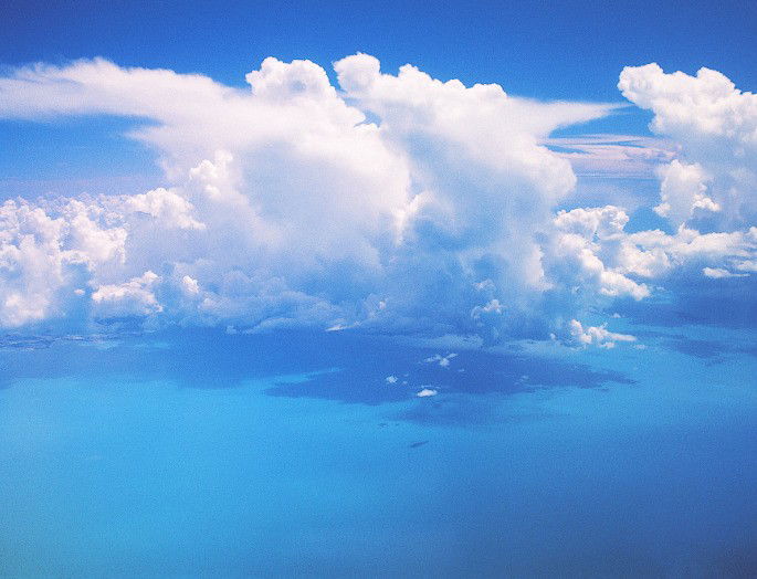 Condensación de nubes sobre el mar