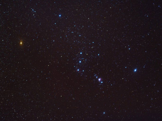 cielo nocturno con la constelación de Orión a la vista
