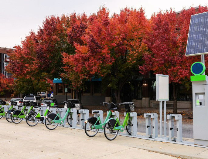 aparcamiento para bicicletas urbanas con arboleda de fondo