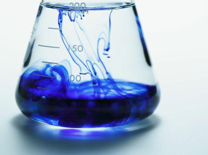 Disolución de un líquido azul en agua