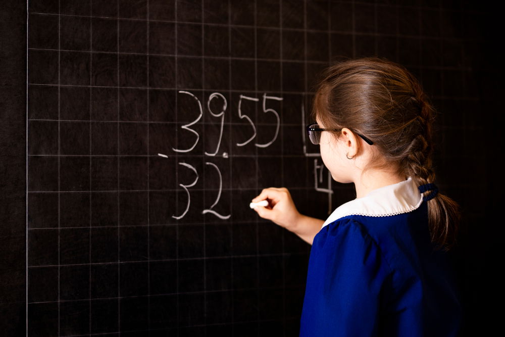 Считать трудно. Мы не можем учиться учитель. Amazed girl at blackboard.