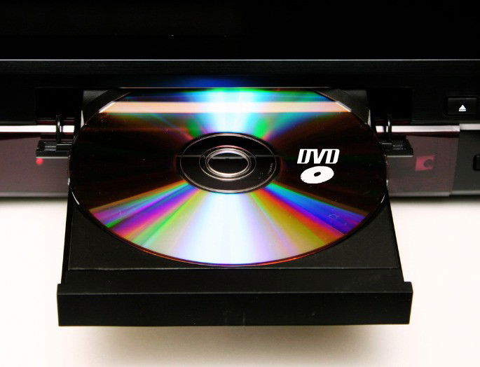 Reproductor DVD expulsando un disco DVD