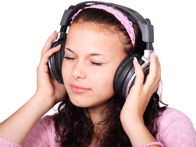 Una joven escuchando música.