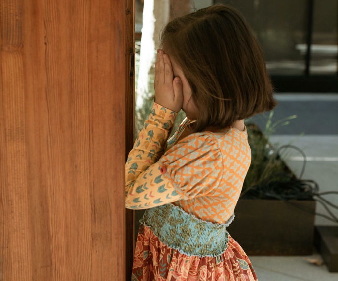 niña jugando al esondite inglés