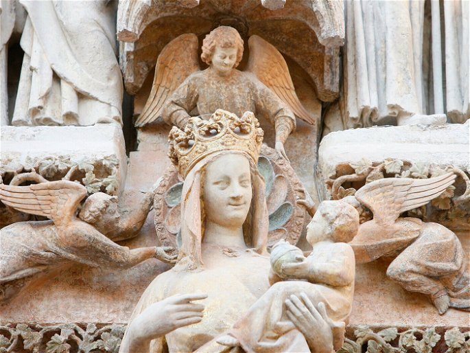 Virgen y niño en el pórtico de la catedral de Amiens