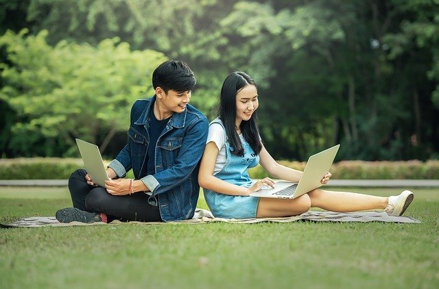 dos adolescentes con laptops-etapas del desarrollo humano