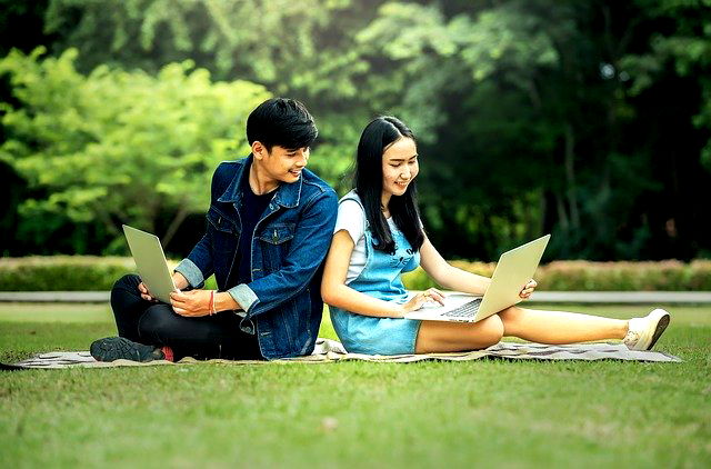 dos adolescentes con laptops-etapas del desarrollo humano