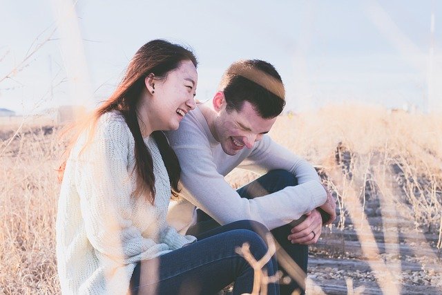 una pareja de adultos riendo-etapas del desarrollo humano