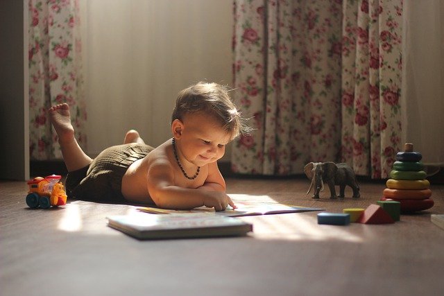 niño aprendiendo a escribir-etapas del desarrollo humano