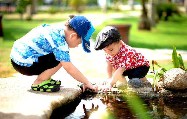 dos niños jugando-etapas del desarrollo humano