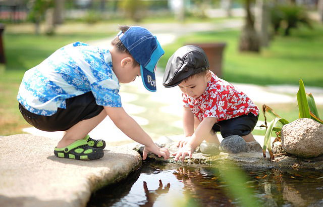 dos niños jugando-etapas del desarrollo humano