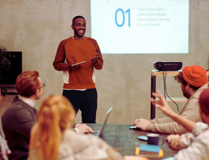 hombre exponiendo ante un grupo de personas