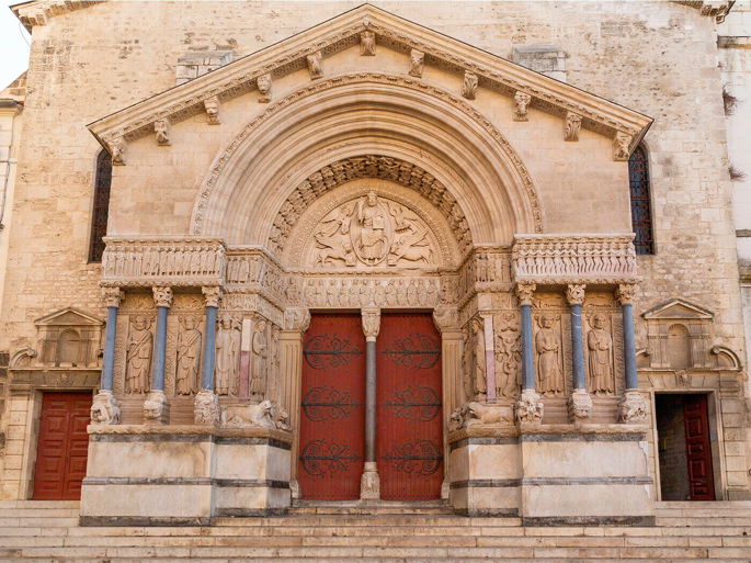 Fachada de la Iglesia de Saint Trophime en Arlés