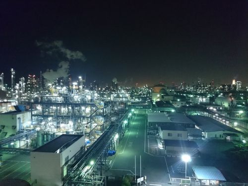 Una ciudad de noche, llena de luces que contribuyen a la contaminación lumínica
