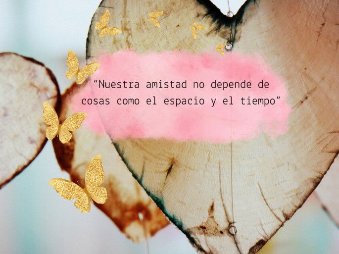 frases de amistad:corazones de hojas secas y adornos de mariposas doradas