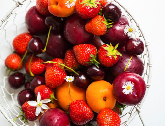 fotografía de un plato lleno de frutas propias de la temporada de primavera