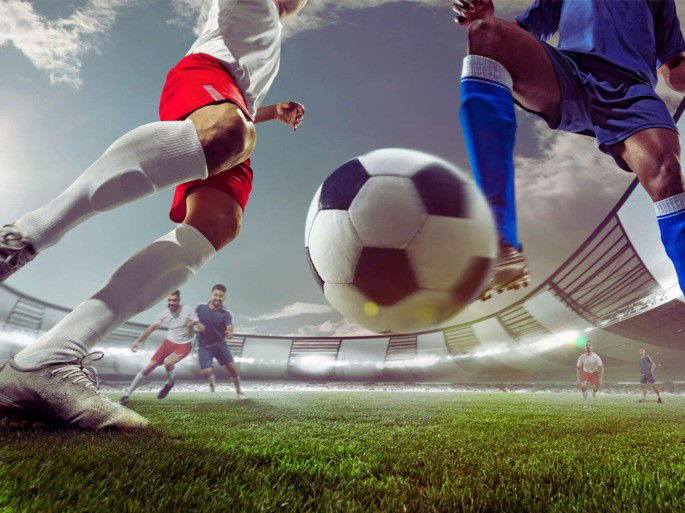 futbol: jugadores con el balón en el césped