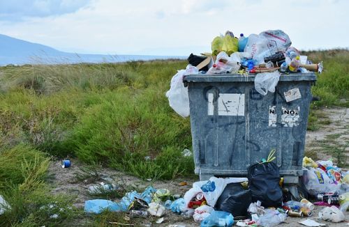 Basura tirada por los suelos, un ejemplo de contaminación por residuos