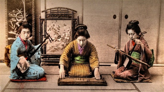 geishas tocando instrumentos tradicionales