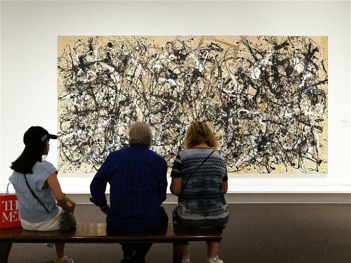 Gente contemplando una obra de Jackson Pollock