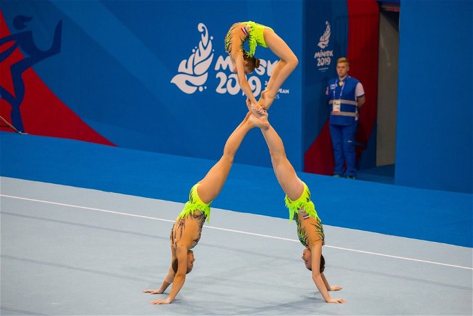 Gimnastas acrobáticas formando una figura
