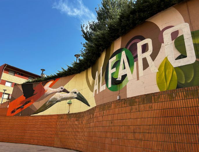 grafiti con letras claras en la ciudad de Alfaro, España.