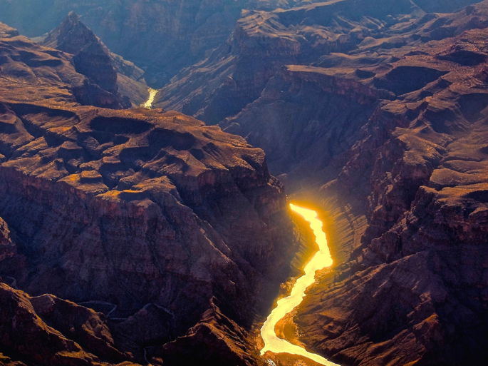 El Gran Cañón del Colorado y el río atravesándolo