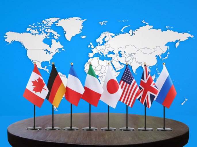 hegemonia: banderas de varios países con mapamundi sobre fondo azul