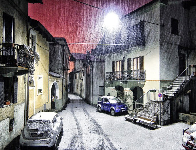 imagen de un pueblo en invierno de noche, con lluvia, viento y la gente recluida en sus casas.