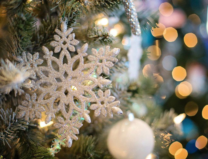 imagen detalle de las bolas de Navidad decorando un abeto